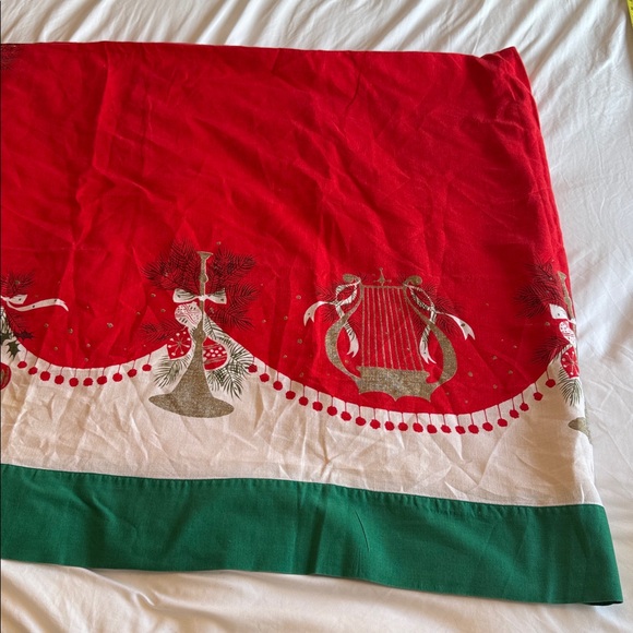 Tammis Keefe Vintage Christmas Table Cloth 128x192 - Picture 12 of 14